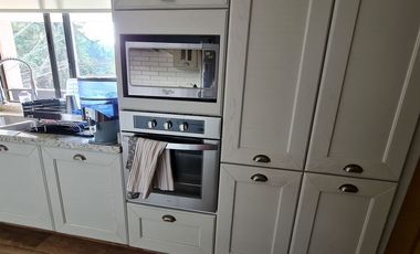 VENDE RESIDENCIA EN AGUILAS, SEGURIDAD, REMODELADA, AMPLIO JARDIN