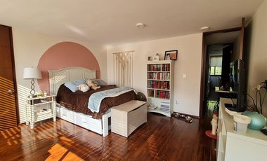 VENDE RESIDENCIA EN AGUILAS, SEGURIDAD, REMODELADA, AMPLIO JARDIN