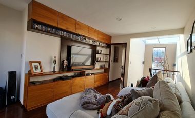VENDE RESIDENCIA EN AGUILAS, SEGURIDAD, REMODELADA, AMPLIO JARDIN