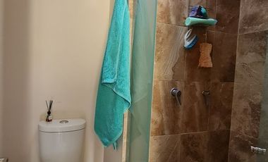 VENDE RESIDENCIA EN AGUILAS, SEGURIDAD, REMODELADA, AMPLIO JARDIN