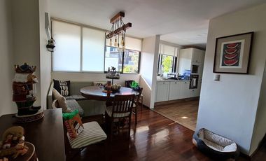 VENDE RESIDENCIA EN AGUILAS, SEGURIDAD, REMODELADA, AMPLIO JARDIN