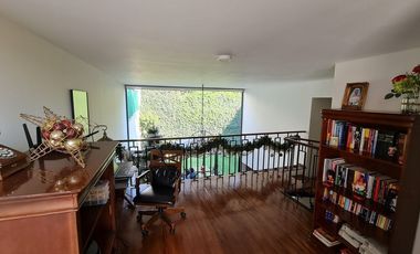 VENDE RESIDENCIA EN AGUILAS, SEGURIDAD, REMODELADA, AMPLIO JARDIN