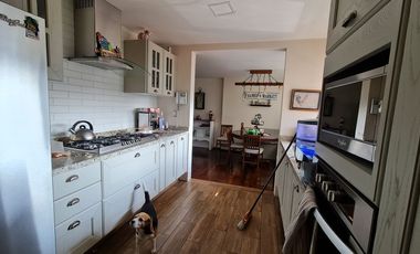 VENDE RESIDENCIA EN AGUILAS, SEGURIDAD, REMODELADA, AMPLIO JARDIN