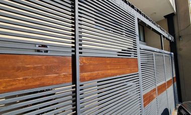 VENDE RESIDENCIA EN AGUILAS, SEGURIDAD, REMODELADA, AMPLIO JARDIN