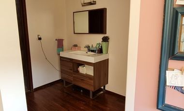 VENDE RESIDENCIA EN AGUILAS, SEGURIDAD, REMODELADA, AMPLIO JARDIN