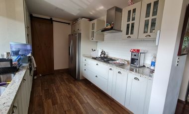 VENDE RESIDENCIA EN AGUILAS, SEGURIDAD, REMODELADA, AMPLIO JARDIN