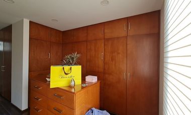 VENDE RESIDENCIA EN AGUILAS, SEGURIDAD, REMODELADA, AMPLIO JARDIN