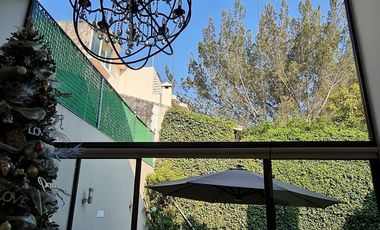 VENDE RESIDENCIA EN AGUILAS, SEGURIDAD, REMODELADA, AMPLIO JARDIN