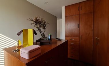 VENDE RESIDENCIA EN AGUILAS, SEGURIDAD, REMODELADA, AMPLIO JARDIN