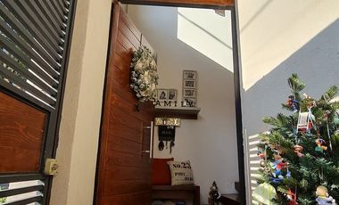 VENDE RESIDENCIA EN AGUILAS, SEGURIDAD, REMODELADA, AMPLIO JARDIN