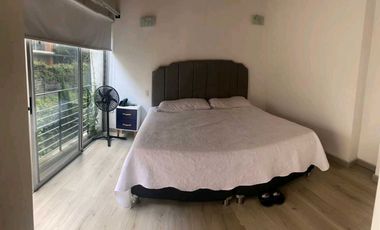 VENDO HERMOSA CASA EN EL POBLADO, ESTA TOTALMENTE REMODELADA 2 NIVELES