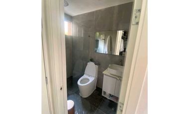 VENDO HERMOSA CASA EN EL POBLADO, ESTA TOTALMENTE REMODELADA 2 NIVELES