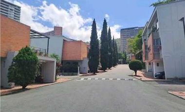 VENDO HERMOSA CASA EN EL POBLADO, ESTA TOTALMENTE REMODELADA 2 NIVELES