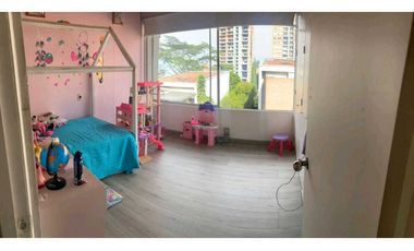 VENDO HERMOSA CASA EN EL POBLADO, ESTA TOTALMENTE REMODELADA 2 NIVELES