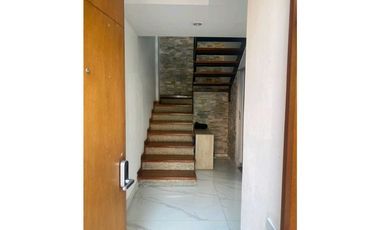 VENDO HERMOSA CASA EN EL POBLADO, ESTA TOTALMENTE REMODELADA 2 NIVELES