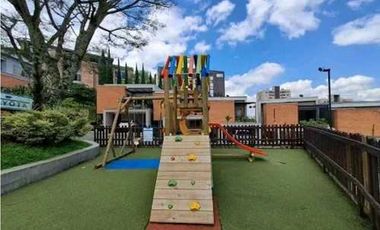 VENDO HERMOSA CASA EN EL POBLADO, ESTA TOTALMENTE REMODELADA 2 NIVELES