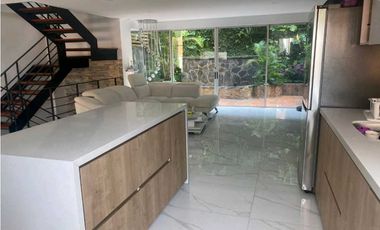 VENDO HERMOSA CASA EN EL POBLADO, ESTA TOTALMENTE REMODELADA 2 NIVELES