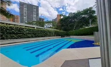 VENDO HERMOSA CASA EN EL POBLADO, ESTA TOTALMENTE REMODELADA 2 NIVELES