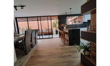 VENDO HEMOSA CASA EN SURAMERICA MUY AMPLIA CERCA  TODO MALL SURAMÉRICA