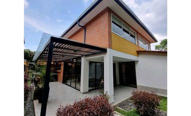 VENDO HEMOSA CASA EN SURAMERICA MUY AMPLIA CERCA  TODO MALL SURAMÉRICA