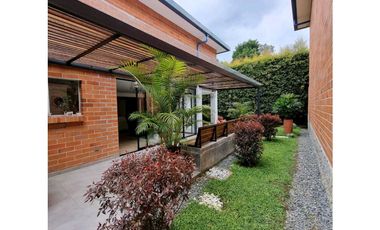 VENDO HEMOSA CASA EN SURAMERICA MUY AMPLIA CERCA  TODO MALL SURAMÉRICA