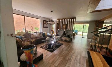 VENDO HERMOSA CASA EN SURAMÉRICA EXCELENTE UBICACION CERCA AL MALL