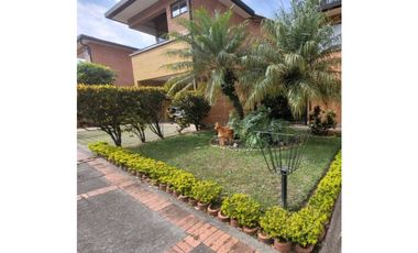 VENDO HERMOSA CASA EN SURAMÉRICA EXCELENTE UBICACION CERCA AL MALL