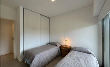 Hermoso departamento 2 dorm. cochera. Grandes vistas. Positive Tower