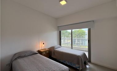 Hermoso departamento 2 dorm. cochera. Grandes vistas. Positive Tower
