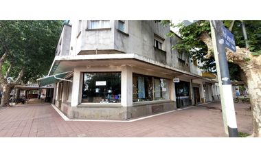 Se vende local en inmejorable ubicación céntrica en Otamendi.