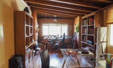 Casa en San Carlos. Muy buen estado. Toda en planta baja y con quincho. Lote grande.