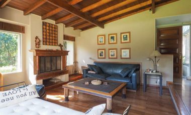 Casa en San Carlos. Muy buen estado. Toda en planta baja y con quincho. Lote grande.