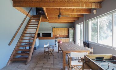 Casa en San Carlos. Muy buen estado. Toda en planta baja y con quincho. Lote grande.