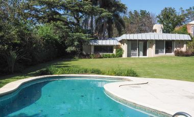 Casa en San Carlos. Muy buen estado. Toda en planta baja y con quincho. Lote grande.