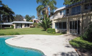 Casa en San Carlos. Muy buen estado. Toda en planta baja y con quincho. Lote grande.