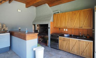 Casa en San Carlos. Muy buen estado. Toda en planta baja y con quincho. Lote grande.