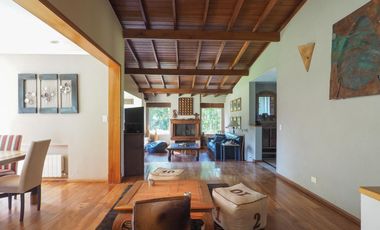 Casa en San Carlos. Muy buen estado. Toda en planta baja y con quincho. Lote grande.