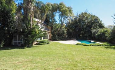 Casa en San Carlos. Muy buen estado. Toda en planta baja y con quincho. Lote grande.