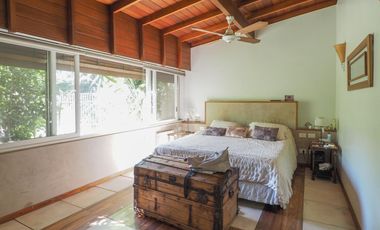 Casa en San Carlos. Muy buen estado. Toda en planta baja y con quincho. Lote grande.