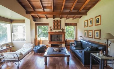 Casa en San Carlos. Muy buen estado. Toda en planta baja y con quincho. Lote grande.