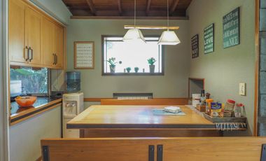 Casa en San Carlos. Muy buen estado. Toda en planta baja y con quincho. Lote grande.