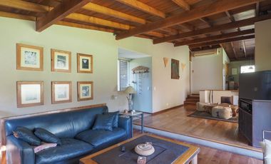 Casa en San Carlos. Muy buen estado. Toda en planta baja y con quincho. Lote grande.