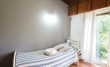 Casa en San Carlos. Muy buen estado. Toda en planta baja y con quincho. Lote grande.