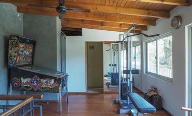 Casa en San Carlos. Muy buen estado. Toda en planta baja y con quincho. Lote grande.