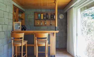 Casa en San Carlos. Muy buen estado. Toda en planta baja y con quincho. Lote grande.