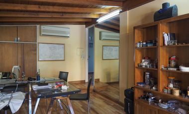 Casa en San Carlos. Muy buen estado. Toda en planta baja y con quincho. Lote grande.