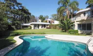 Casa en San Carlos. Muy buen estado. Toda en planta baja y con quincho. Lote grande.