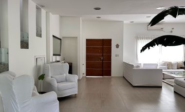 ALQUILER-VENTA-Casa-La Montura-5 Ambientes-4 dormitorios-Dependencia-Lote Interno-Pileta