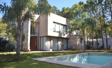 Casa en Venta 4 Dormitorios Quincho Piscina Cochera Doble - Barrio Privado