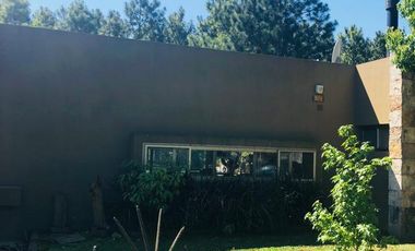 Casa en Venta 4 Dormitorios Quincho Piscina Cochera Doble - Barrio Privado